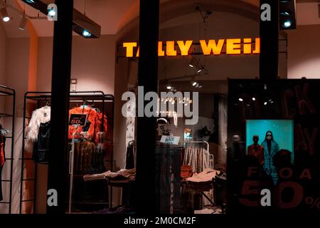 Boutique de vêtements italienne Tally Wejil avec des vêtements colorés et des soldes Banque D'Images