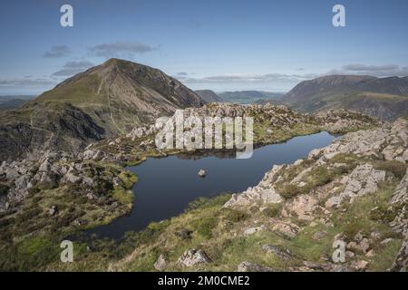 Vue sur le sommet depuis Haystacks vers High Crag Banque D'Images