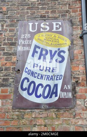 Panneau en métal émaillé, annonçant le cacao de Fry photographié au musée Preston Hall, Stockton on Tees, Angleterre, Royaume-Uni Banque D'Images