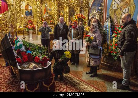 Kiev, Ukraine. 26th novembre 2022. Des parents, des amis et des frères d'armes pleurent près du cercueil avec le corps du militaire ukrainien Valerii Krasnyan avec les barres de pseudonyme, qui sont morts dans des batailles avec l'armée russe, lors d'une cérémonie d'adieu à Kiev. Selon les autorités ukrainiennes, plus de 10 000 soldats ukrainiens sont morts dans des combats avec l'armée russe en 2022. (Credit image: © Oleksii Chumachenko/SOPA Images via ZUMA Press Wire) Banque D'Images