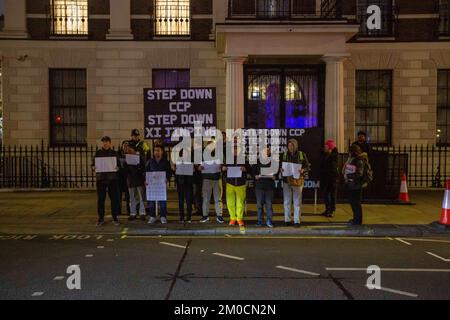 Londres, Angleterre, Royaume-Uni. 4th décembre 2022. Des militants manifestent à l'extérieur de l'ambassade de la République populaire de Chine à Londres en solidarité avec les manifestations en Chine. (Image de crédit : © Tayfun Salci/ZUMA Press Wire) Banque D'Images