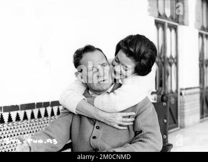 TREVOR HOWARD et son épouse actrice HELEN CHERRY sur le terrain de Candid pendant le tournage du DUEL LONG réalisateur 1967 / producteur KEN ANNAKIN London Independent Producers / The Rank Organisation Banque D'Images