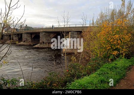 Rivière Usk, Brecon, Powys, pays de Galles. Pont routier au-dessus de l'Usk. Décembre 2022. Hiver. Banque D'Images