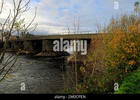 Rivière Usk, Brecon, Powys, pays de Galles. Pont routier au-dessus de l'Usk. Décembre 2022. Hiver. Banque D'Images