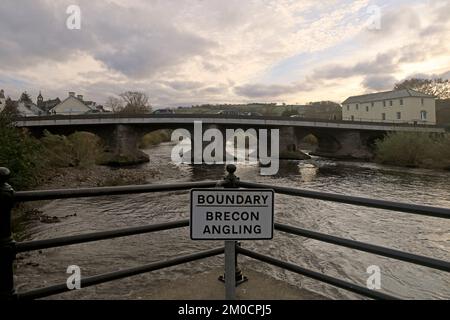 Rivière Usk, Brecon, Powys, pays de Galles avec panneau pour Boundary - Brecon Angling. Pont routier au-dessus de l'Usk. Décembre 2022. Hiver. cym Banque D'Images