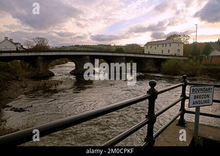 Rivière Usk, Brecon, Powys, pays de Galles avec panneau pour Boundary - Brecon Angling. Pont routier au-dessus de l'Usk. Décembre 2022. Hiver. Banque D'Images