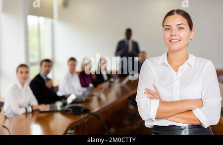 Femme d'affaires élégante et ambitieuse femme d'affaires brunette blanche millénaire posant Banque D'Images