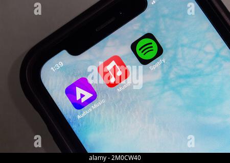 Icônes d'applications Audius Music, Apple Music, Spotify sur un iPhone. Audius est une plate-forme de diffusion et de partage de musique basée sur blockchain de manière décentralisée Banque D'Images