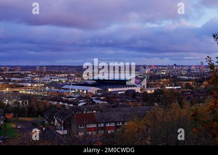 Leeds United football Ground avec Leeds City en arrière-plan Banque D'Images