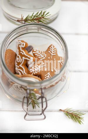 Un pot en verre vintage ouvert avec un délicieux pain d'épice de Noël fait maison Banque D'Images