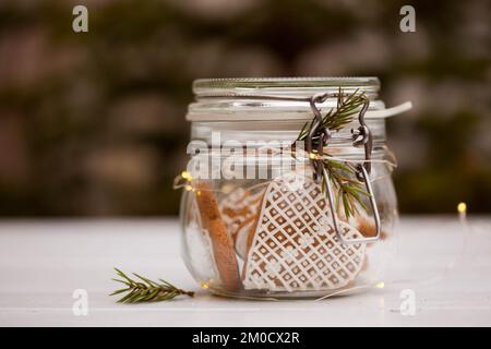 Un pot en verre rétro avec du pain d'épice de Noël savoureux fait maison Banque D'Images