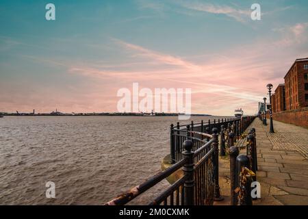 Passerelle entre le Royal Albert Dock et le front de mer de Liverpool, Royaume-Uni Banque D'Images