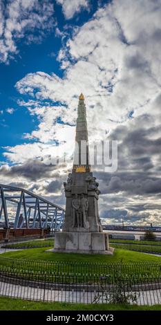 Le Memorial to Heroes of the Marine Engine Room est un monument en granit situé sur St. Nicholas place, à Pier Head Banque D'Images