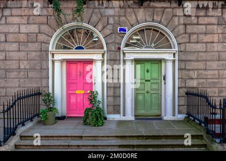 Détail de la façade du bâtiment géorgien à Fitzwilliam pl, Dublin, Irlande. Les portes colorées sont devenues une marque de commerce de la ville. Banque D'Images