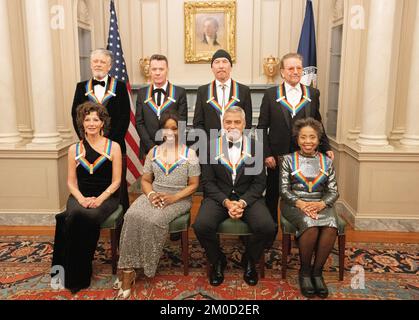 Le John F. Kennedy Center for the Performing Arts a sélectionné les 45th honorés pour leurs réalisations artistiques de toute une vie : l'acteur et cinéaste renommé George Clooneygeorge ; l'auteur-compositeur-interprète chrétien et pop contemporain Amy Grant ; le chanteur légendaire de Soul, Gospel, R&B et pop Gladys Knight ; le compositeur américain d'origine cubaine, Chef d'orchestre et éducateur Tania León; et le groupe rock irlandais emblématique U2, composé de membres du groupe Bono, The Edge, Adam Clayton et Larry Mullen Jr Banque D'Images
