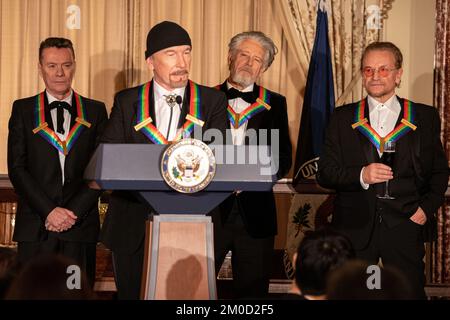 Le groupe de rock irlandais U2 est honoré lors du dîner d'honneur du Kennedy Center. Le secrétaire d’État Antony J. Blinken prononce un discours lors du dîner d’honneur du Kennedy Center à Washington, DC., sur 3 décembre 2022. Banque D'Images