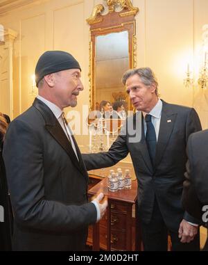 Le groupe de rock irlandais U2 est honoré lors du dîner d'honneur du Kennedy Center. Le secrétaire d’État Antony J. Blinken prononce un discours lors du dîner d’honneur du Kennedy Center à Washington, DC., sur 3 décembre 2022. Banque D'Images