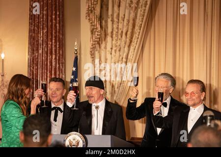 Le groupe de rock irlandais U2 est honoré lors du dîner d'honneur du Kennedy Center. Le secrétaire d’État Antony J. Blinken prononce un discours lors du dîner d’honneur du Kennedy Center à Washington, DC., sur 3 décembre 2022. Banque D'Images