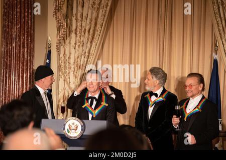 Le groupe de rock irlandais U2 est honoré lors du dîner d'honneur du Kennedy Center. Le secrétaire d’État Antony J. Blinken prononce un discours lors du dîner d’honneur du Kennedy Center à Washington, DC., sur 3 décembre 2022. Banque D'Images