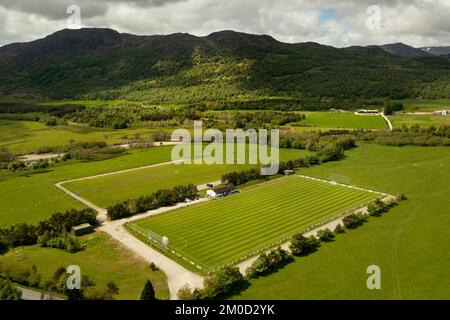 Vue aérienne de l'Eilan, un terrain minable dans les Highlands d'Écosse qui est la maison du club de la Shinty Newtonmore. Banque D'Images