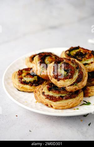 Pignons de champignons de pâte feuilletée faits maison - hors-d'œuvre de vacances Banque D'Images