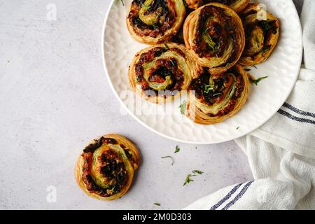 Pignons de champignons de pâte feuilletée faits maison - hors-d'œuvre de vacances Banque D'Images