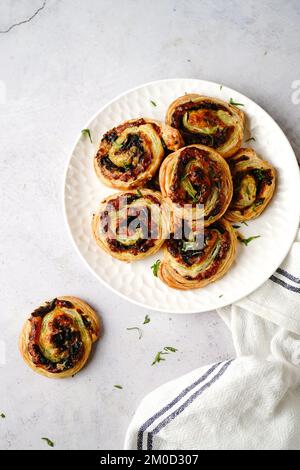 Pignons de champignons de pâte feuilletée faits maison - hors-d'œuvre de vacances Banque D'Images