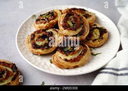 Pignons de champignons de pâte feuilletée faits maison - hors-d'œuvre de vacances Banque D'Images