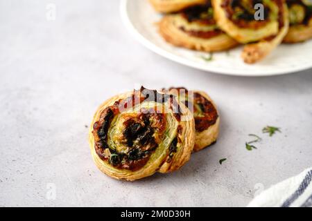 Pignons de champignons de pâte feuilletée faits maison - hors-d'œuvre de vacances Banque D'Images