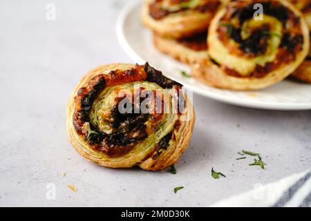 Pignons de champignons de pâte feuilletée faits maison - hors-d'œuvre de vacances Banque D'Images