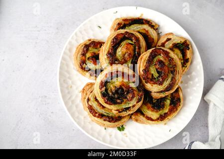 Pignons de champignons de pâte feuilletée faits maison - hors-d'œuvre de vacances Banque D'Images