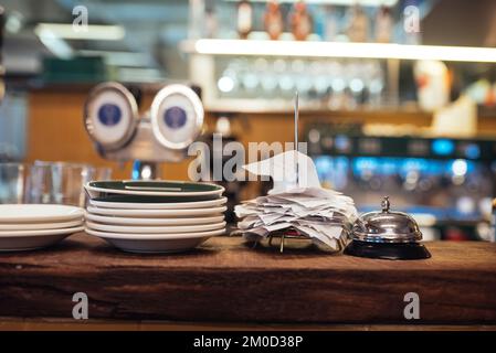 Comptoir avec commandes dans un café, fond flou Banque D'Images