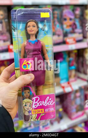 Poupée Barbie - une femme dans son 60s, une présentatrice de télévision avec  un microphone dans sa main. Barbie est une poupée de mode fabriquée par la  compagnie américaine Mattel Photo Stock 