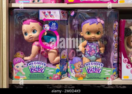 Poupées pour bébés sur l'étagère d'un magasin de jouets, fabriqué par Mattel Inc Les poupées Barbie sont le produit le plus populaire de Mattel Inc Banque D'Images