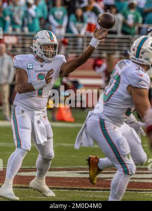 Santa Clara, Californie, États-Unis. 4th décembre 2022. Le quarterback des dauphins de Miami Tua Tagovailoa (1), dimanche, 04 décembre 2022, au stade Levis de Santa Clara, en Californie. Les 49ers ont vaincu les dauphins 33-17. (Credit image: © Al Golub/ZUMA Press Wire) Banque D'Images