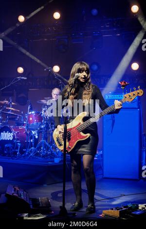 Les Pixies en concert à Stockholm - Paz Lenchantin, bassiste pour les Pixies, jouant sa basse Fender Precision lors d'un concert de leur tournée 'Beneath the Eyrie' à Cirkus, Stockholm, Suède le 2019 septembre (version couleur) Banque D'Images