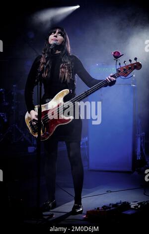 Les Pixies en concert à Stockholm - Paz Lenchantin, bassiste pour les Pixies, jouant sa basse Fender Precision lors d'un concert de leur tournée 'Beneath the Eyrie' à Cirkus, Stockholm, Suède le 2019 septembre (version couleur) Banque D'Images