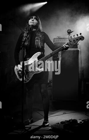 Les Pixies en concert à Stockholm - Paz Lenchantin, bassiste pour les Pixies, jouant sa basse Fender Precision lors d'un concert de leur tournée 'Beneath the Eyrie' à Cirkus, Stockholm, Suède le 2019 septembre (version noir et blanc) Banque D'Images