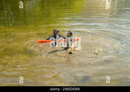 Plongeurs effectuant un nettoyage de rivière sur les rivières Chelmer et CAN à Chelmsford Essex Banque D'Images