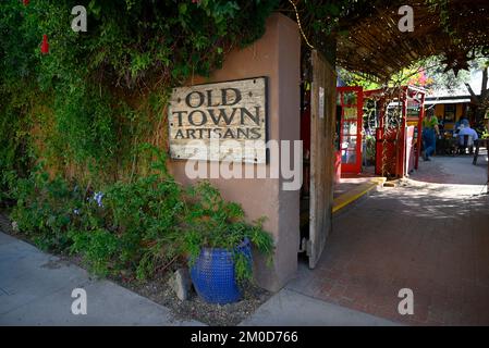 Vue sur le complexe de la vieille ville d'Artisan, avec végétation luxuriante et bougainvilliers et poterie à l'entrée du trottoir dans le centre-ville de Tucson, Arizona Banque D'Images