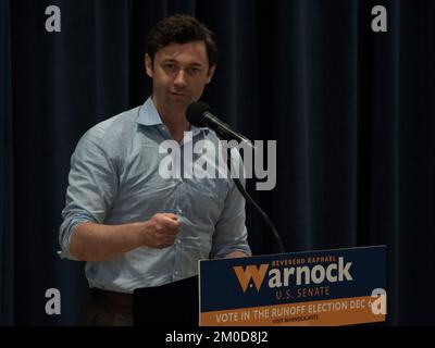Atlanta, Géorgie, États-Unis. 5th décembre 2022. Le sénateur JON OSSOFF s'en prend à la réélection du sénateur WarnockÃs sur le campus de Georgia Tech et rappelle aux étudiants qu'ils votent pour leur avenir. (Image de crédit : © Sue Dorfman/ZUMA Press Wire) Banque D'Images