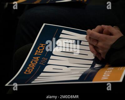 Atlanta, Géorgie, États-Unis. 5th décembre 2022. Le sénateur Raphael Warnock a fait sa tournée de campagne sur le campus de Georgia Tech pour encourager les étudiants à voter afin que tous aient accès au rêve américain. (Image de crédit : © Sue Dorfman/ZUMA Press Wire) Banque D'Images
