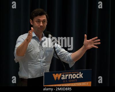 Atlanta, Géorgie, États-Unis. 5th décembre 2022. Le sénateur JON OSSOFF s'en prend à la réélection du sénateur WarnockÃs sur le campus de Georgia Tech et rappelle aux étudiants qu'ils votent pour leur avenir. APPAREIL PHOTO NUMÉRIQUE OLYMPUS (Credit image: © Sue Dorfman/ZUMA Press Wire) Banque D'Images