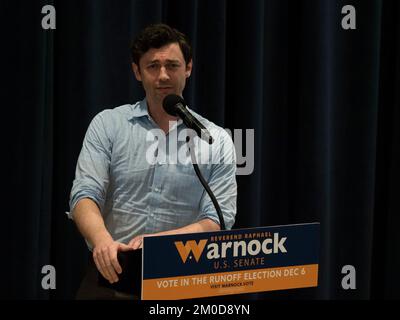 Atlanta, Géorgie, États-Unis. 5th décembre 2022. Le sénateur JON OSSOFF s'en prend à la réélection du sénateur WarnockÃs sur le campus de Georgia Tech et rappelle aux étudiants qu'ils votent pour leur avenir. APPAREIL PHOTO NUMÉRIQUE OLYMPUS (Credit image: © Sue Dorfman/ZUMA Press Wire) Banque D'Images