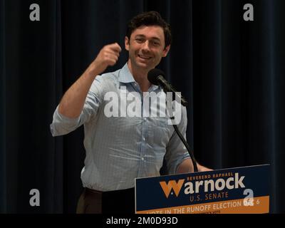 Atlanta, Géorgie, États-Unis. 5th décembre 2022. Le sénateur JON OSSOFF s'en prend à la réélection du sénateur WarnockÃs sur le campus de Georgia Tech et rappelle aux étudiants qu'ils votent pour leur avenir. APPAREIL PHOTO NUMÉRIQUE OLYMPUS (Credit image: © Sue Dorfman/ZUMA Press Wire) Banque D'Images