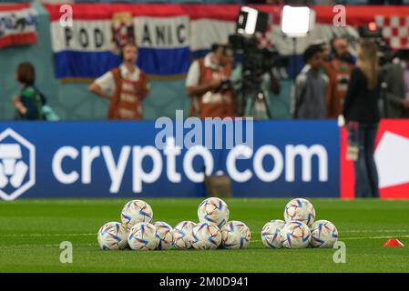 5 décembre 2022, stade Al Janoub, Doha, QAT, Coupe du monde de la FIFA 2022, manche de seize, Japon contre Croatie, dans la photo le ballon officiel de match adidas Al Rihla coupe du monde de la FIFA 2022 sur le terrain. Banque D'Images