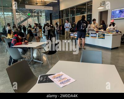 Atlanta, Géorgie, États-Unis. 5th décembre 2022. Les étudiants de Georgia Tech ont une table de Warnock pour le Sénat dans le syndicat étudiant lorsque le sénateur Warnock a parlé sur le campus. (Image de crédit : © Sue Dorfman/ZUMA Press Wire) Banque D'Images