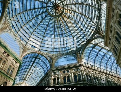 Un dôme du centre commercial Galleria Umberto à Naples Banque D'Images