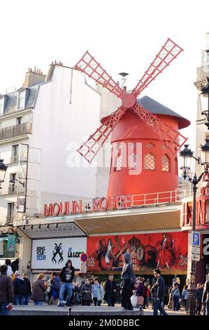 PARIS, FRANCE - 15 MAI : le Moulin Rouge sur 15 mai 2009 à Paris, France. Le Moulin Rouge est un célèbre cabaret construit en 1889, situé dans le Paris Red-l Banque D'Images