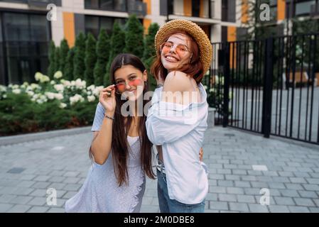 Deux amies qui s'amusent et se moque Banque D'Images